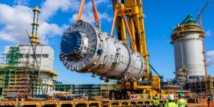 Obra gigante em megafábrica de R$ 23 bilhões no Brasil impressiona ao levantar peça do tamanho de duas Estátuas da Liberdade, com equipamento considerado central para a geração de energia da planta