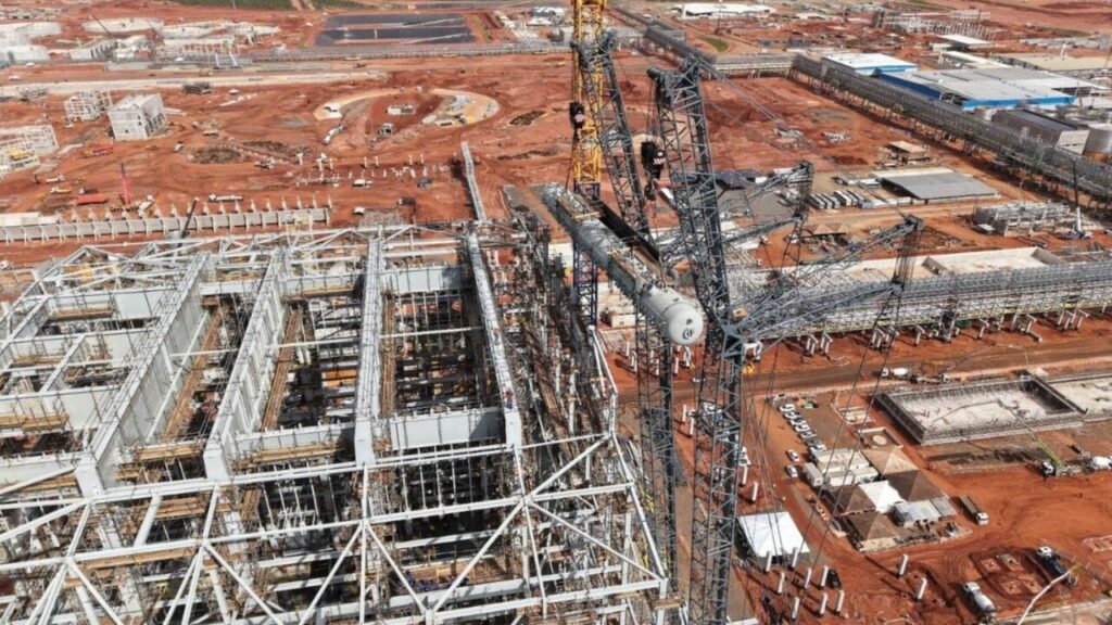 Obra gigante em megafábrica de R$ 23 bilhões no Brasil impressiona ao levantar peça do tamanho de duas Estátuas da Liberdade, com equipamento considerado central para a geração de energia da planta