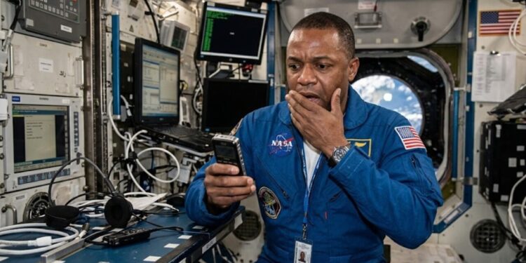 Astronauta perde a capacidade de falar após ser afetado por 'doença misteriosa' no espaço