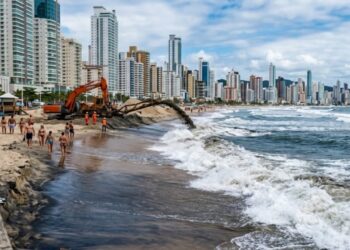 Mar avança sobre praia em SC e cidade inicia plano urgente para ampliar faixa de areia e reduzir os impactos constantes sobre áreas urbanas próximas da área