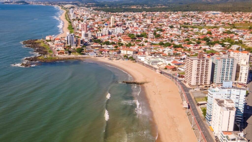 Mar avança sobre praia em SC e cidade inicia plano urgente para ampliar faixa de areia e reduzir os impactos constantes sobre áreas urbanas próximas da área