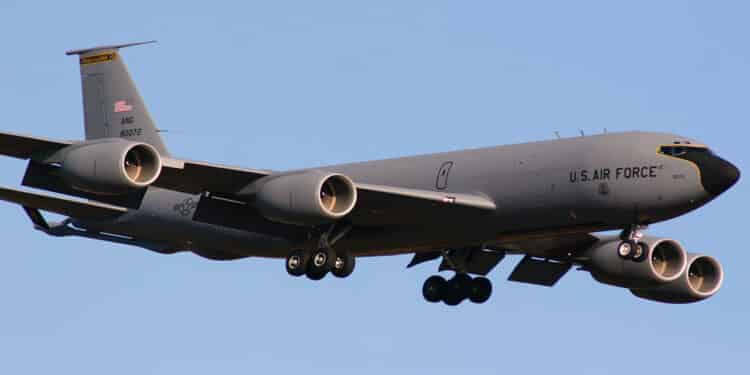 Irã afirma que avião militar dos Estados Unidos desapareceu dos radares após emitir sinal de socorro no Golfo Pérsico