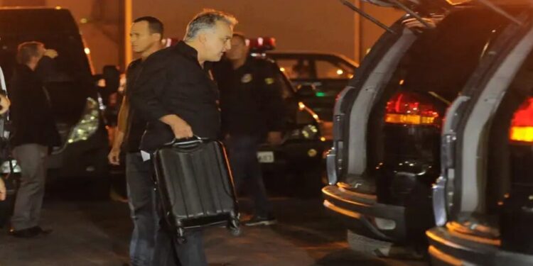 Polícia Federal prende Carlinhos Cachoeira em operação no Aeroporto de Congonhas