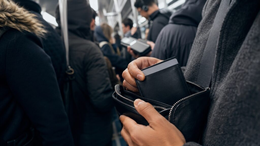 Brasileiros que pagam com cartão por aproximação recebem comunicado e devem ficar atentos