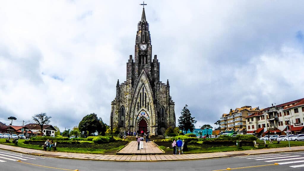 A impressionante catedral eleita uma das 7 Maravilhas do Brasil que levou 30 anos para ser construída e tem 65 metros de altura