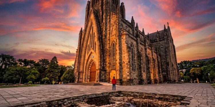 A impressionante catedral eleita uma das 7 Maravilhas do Brasil que levou 30 anos para ser construída e tem 65 metros de altura