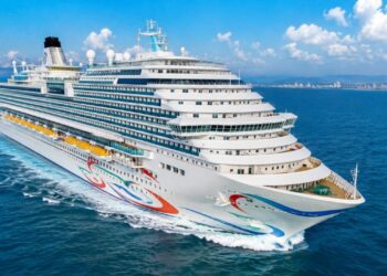 Meganavio de cruzeiro feito na China tem 2.130 cabines e suítes, teatro com capacidade para mil pessoas e inicia testes no mar pela primeira vez