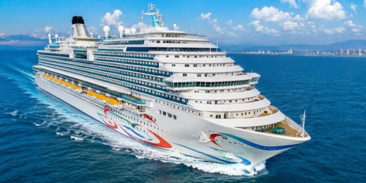 Meganavio de cruzeiro feito na China tem 2.130 cabines e suítes, teatro com capacidade para mil pessoas e inicia testes no mar pela primeira vez