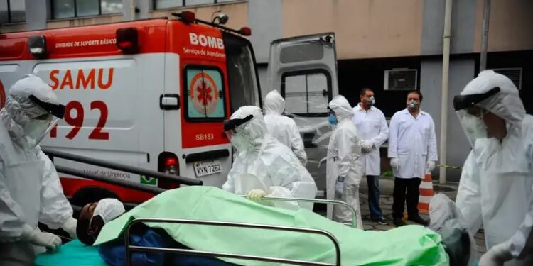 OMS faz alerta após mais de 900 casos suspeitos de Ebola serem monitorados