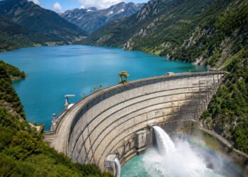 Megaobra hidrelétrica de 271 metros na Geórgia recebeu investimento de 20 milhões de euros em projeto que leva água por 15 km até estrutura para geração de energia