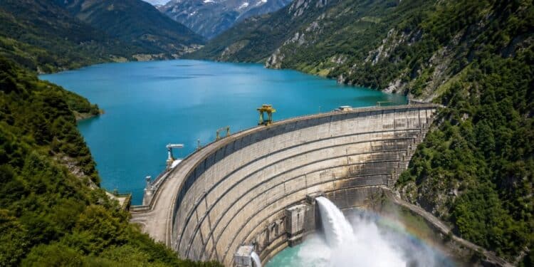 Megaobra hidrelétrica de 271 metros na Geórgia recebeu investimento de 20 milhões de euros em projeto que leva água por 15 km até estrutura para geração de energia