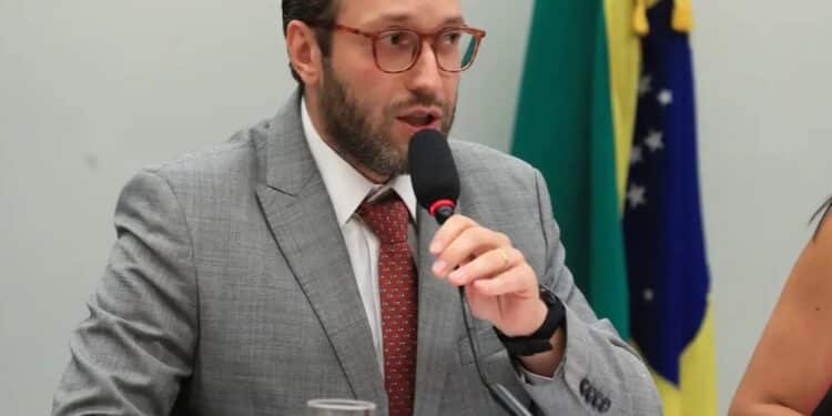 André Mendonça vota pela anulação de processo contra deputado Filipe Barros