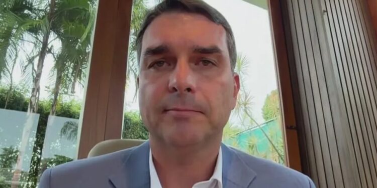 Flávio Bolsonaro quebra silêncio após vazamento de áudios envolvendo Banco Master e Vorcaro