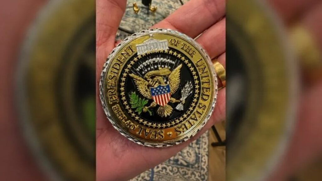 Trump presenteia Flávio Bolsonaro com medalha cobiçada no mundo inteiro
