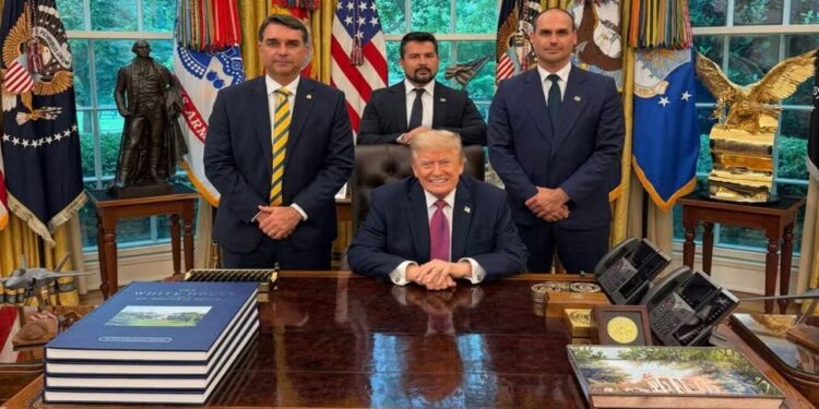 Trump presenteia Flávio Bolsonaro com medalha cobiçada no mundo inteiro