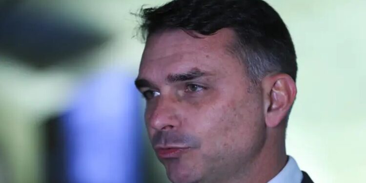 A nova ofensiva que o PT prepara contra Flávio Bolsonaro nas redes sociais