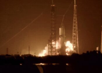 Foguete da Blue Origin explode durante testes nos Estados Unidos