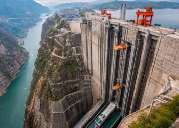 Obra colossal na China desafia a natureza e causa espanto no mundo inteiro com seus 232,5 metros de altura e um impressionante sistema de elevadores de navios que superam um desnível de quase 200 metros