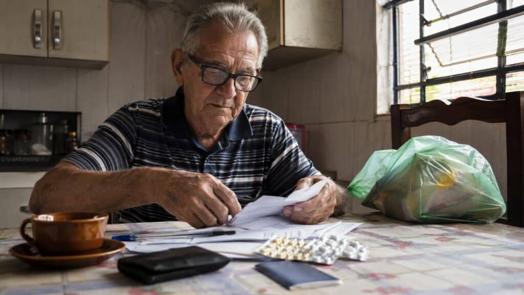 Perdão de dívidas para idosos acima de 60 anos fica mais fácil com lei voltada a esse grupo