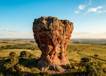 A 120 km da da capital do Paraná uma cidade com rochas que começaram a se erguer antes dos dinossauros e que tem o Parque Estadual de Vila Velha