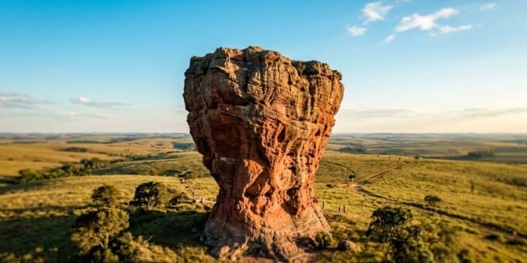 A 120 km da da capital do Paraná uma cidade com rochas que começaram a se erguer antes dos dinossauros e que tem o Parque Estadual de Vila Velha