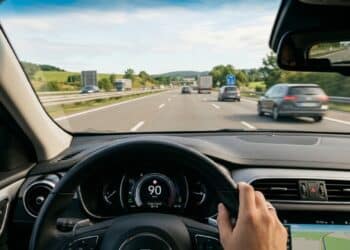 Estudo francês desbanca mito dos 90 km/h e aponta a velocidade ideal para economizar combustível