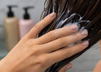 Uso de barreira hidratante protege o comprimento dos fios contra o ressecamento do shampoo