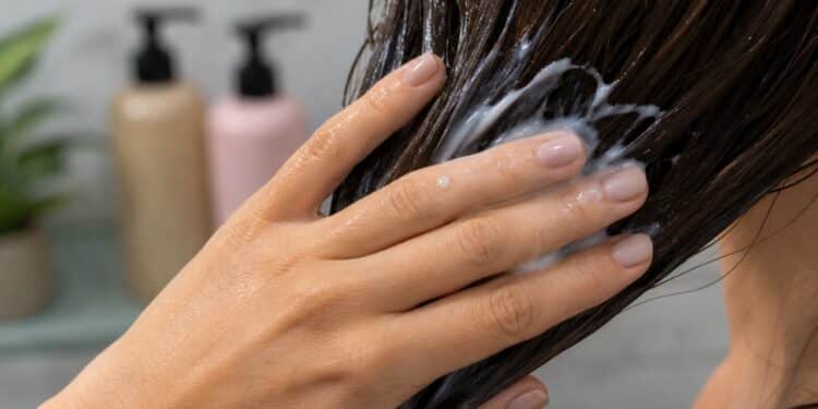 Uso de barreira hidratante protege o comprimento dos fios contra o ressecamento do shampoo