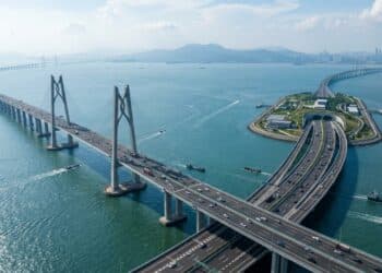 China inaugura corredor marítimo de 24 km com pontes, túneis e ilhas artificiais que reduz viagem de 2 horas para 30 minutos