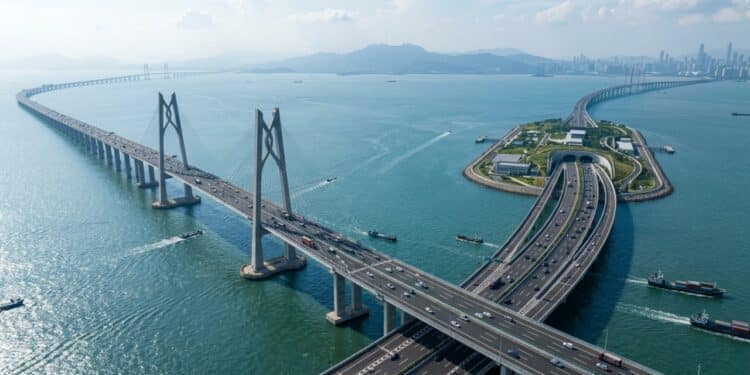 China inaugura corredor marítimo de 24 km com pontes, túneis e ilhas artificiais que reduz viagem de 2 horas para 30 minutos
