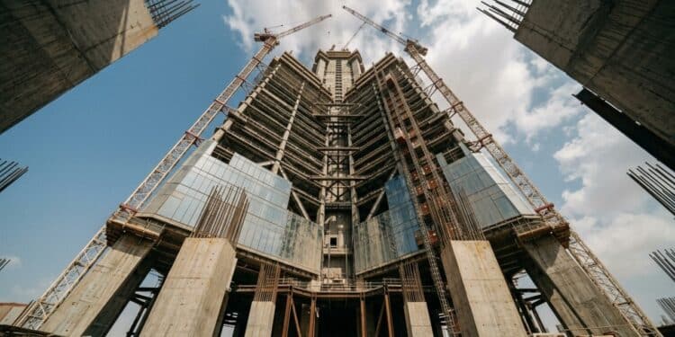 Arábia Saudita acelera obra de arranha-céu com 1 andar a cada 5 dias para superar o maior prédio do mundo