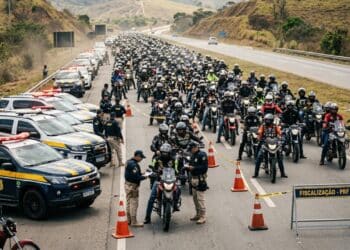 PRF aplica mais de R$ 1 milhão em multas a 500 motociclistas por viagens consideradas irregulares