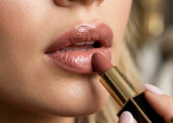 O batom que dá volume aos lábios, mantém um aspecto natural e dura por horas