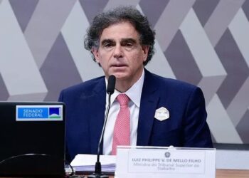Presidente do TST decide cortar salário de ministro palestrante após polêmica envolvendo ‘vermelhos e azuis’