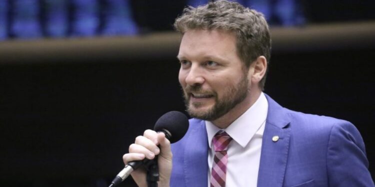 Pedido de vista pela oposição interrompe votação da PEC do fim da escala 6x1