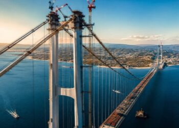 Megaobra da maior ponte suspensa do mundo tem pilares de 399 metros que ultrapassam a Torre Eiffel, vão livre de 3,3 mil metros e custo estimado em cerca de R$ 86 bilhões