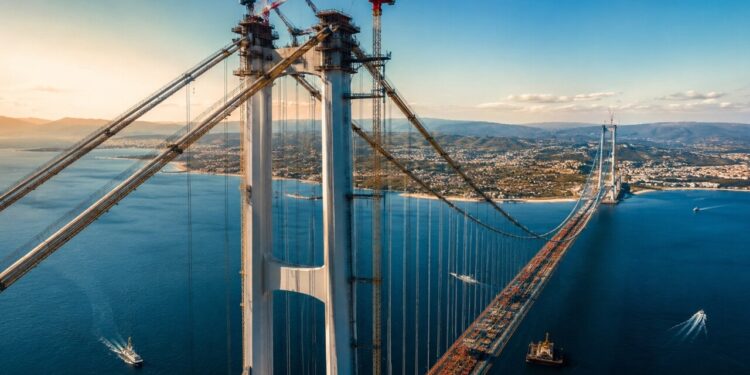 Megaobra da maior ponte suspensa do mundo tem pilares de 399 metros que ultrapassam a Torre Eiffel, vão livre de 3,3 mil metros e custo estimado em cerca de R$ 86 bilhões