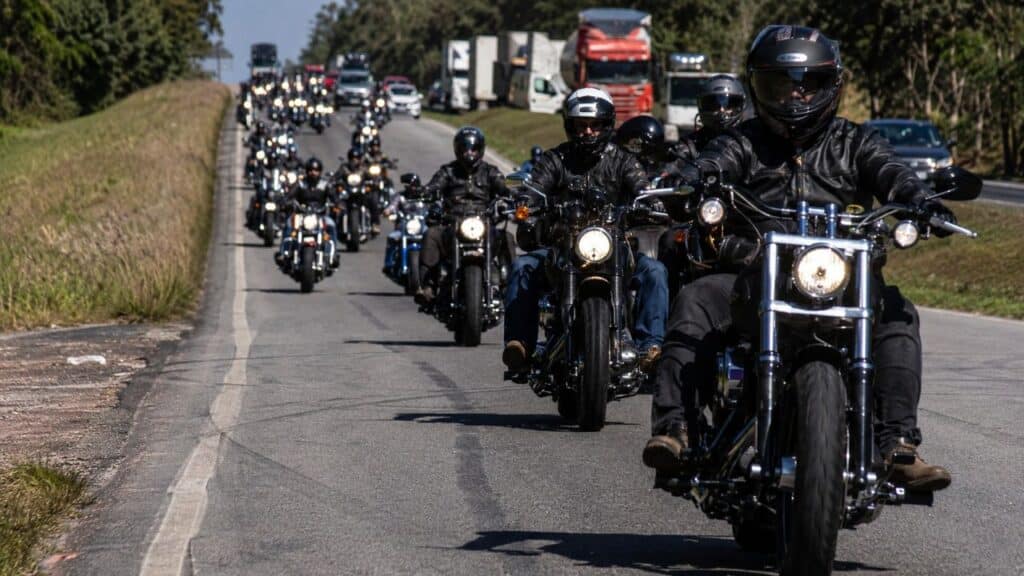 Motociclistas recebem multa da PRF e valor passa de R$ 1 milhão por viagens não permitidas
