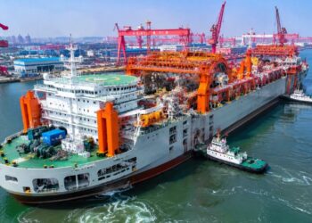 China lança ao mar megaconstrução elétrica de 128 metros e 10 mil toneladas que permite recarga tradicional ou troca rápida de baterias, reduzindo o tempo de parada nos portos