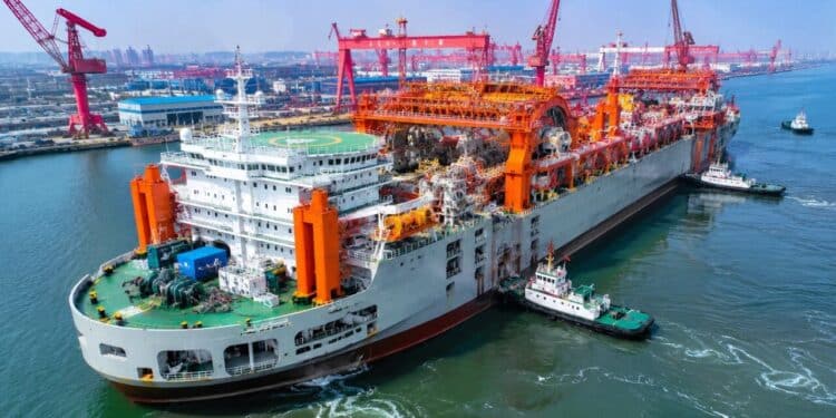 China lança ao mar megaconstrução elétrica de 128 metros e 10 mil toneladas que permite recarga tradicional ou troca rápida de baterias, reduzindo o tempo de parada nos portos