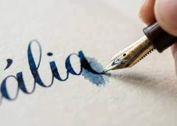 7 nomes femininos com significados poderosos que transmitem autoridade e força de liderança desde a infância