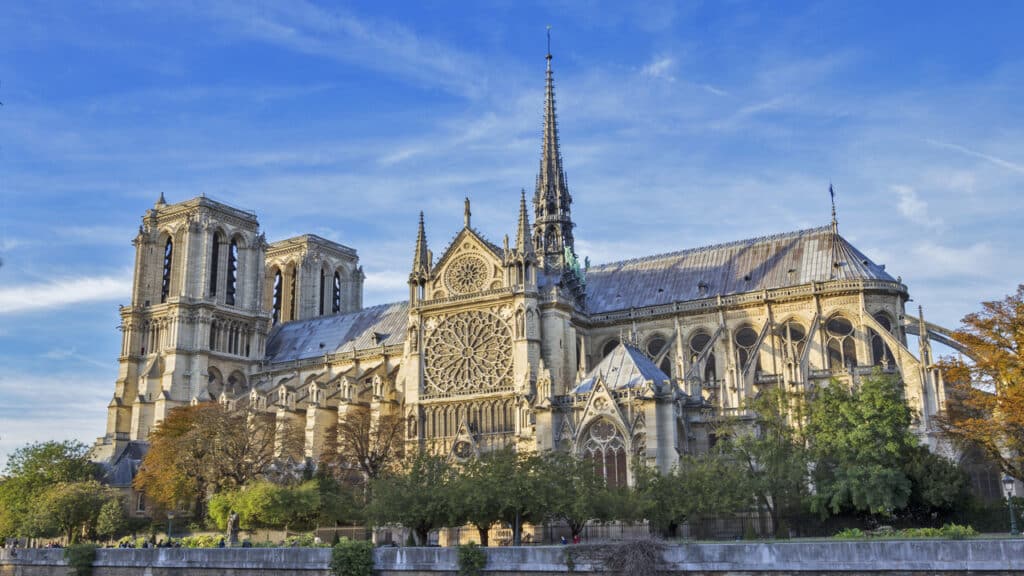 Após seis anos fechadas, torres da maior catedral da França foram reabertas com áreas inéditas em um megaprojeto de R$ 4 bilhões