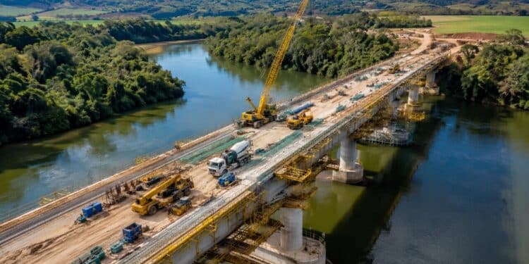 Nova ponte no Rio Ubá acelera duplicação entre Jacarezinho e Santo Antônio da Platina em megaprojeto de R$ 600 milhões que promete gerar mais de 1.200 empregos diretos