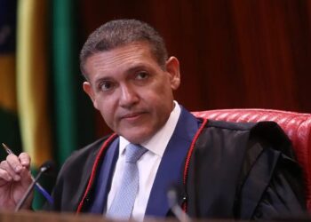 Nunes Marques pode suspender pesquisa AtlasIntel que mostrou queda de Flávio Bolsonaro