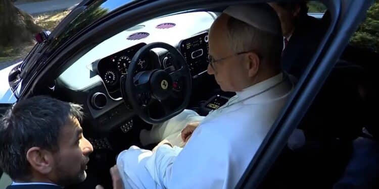 Papa Leão XIV testa nova Ferrari