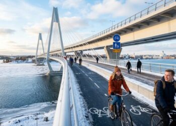 País europeu inaugura ponte gigante para pedestres e ciclistas proibida para carros que reduziu trajeto de 11 km para apenas 5,5 km e foi projetada para suportar inverno rigoroso