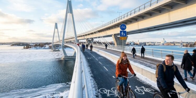 País europeu inaugura ponte gigante para pedestres e ciclistas proibida para carros que reduziu trajeto de 11 km para apenas 5,5 km e foi projetada para suportar inverno rigoroso