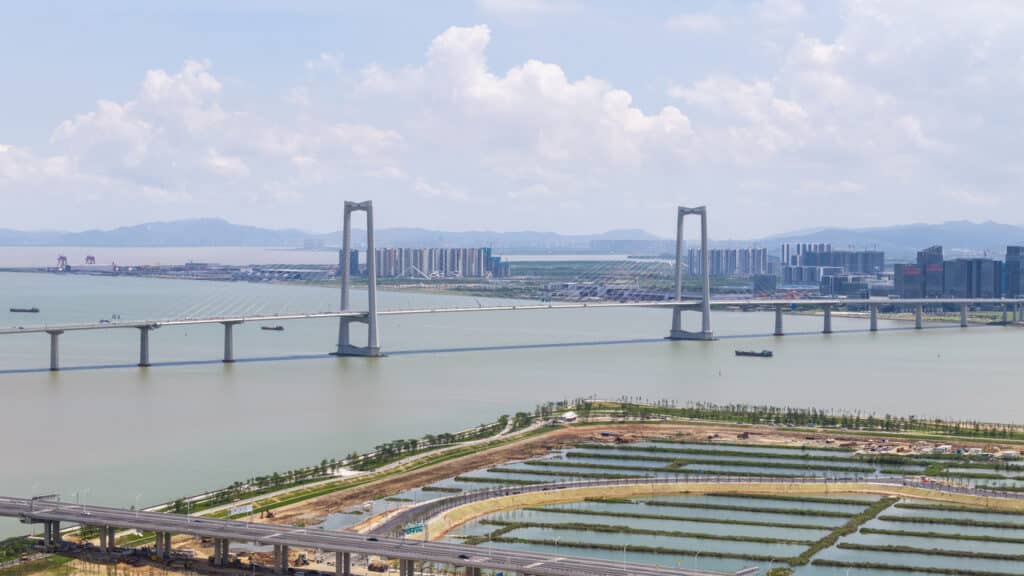 Megaconstrução na China surpreende ao integrar ponte, túnel e museu com tráfego de quase 90 mil carros por dia em projeto que rendeu 10 recordes mundiais de engenharia