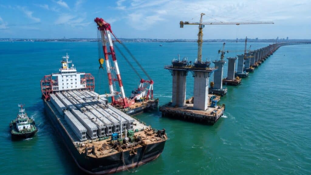 Megaprojeto da maior ponte sobre o mar da América Latina já custou R$ 160 milhões sem sair do papel e etapa de preparação conta com 3.900 toneladas de tubos de aço, 44 contêineres e investimento total de R$ 6,9 bilhões