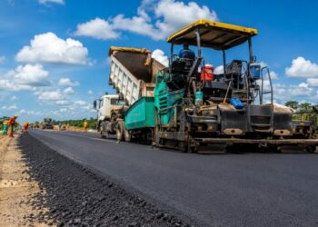 Restauração da rodovia SE-290 entra em nova fase com aplicação de primeira camada asfáltica nas obras do projeto de R$ 73,9 milhões
